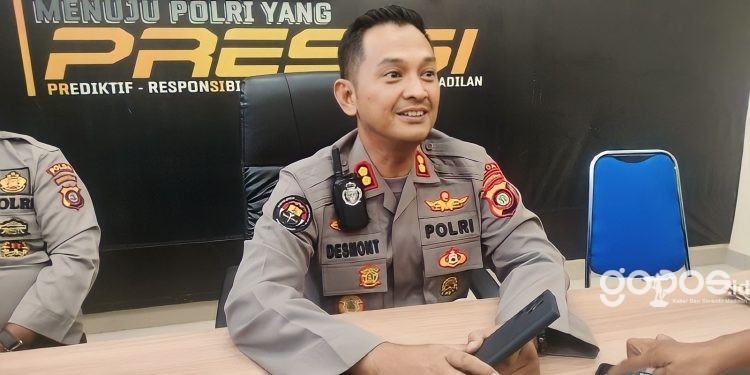 Kabid Humas Polda Gorontalo, AKBP Desmont Harjendro Agitson Putra dalam konferensi pers di Bidang Humas Polda Gorontalo, Senin (5/6/2023). (Foto: Putra/Gopos)