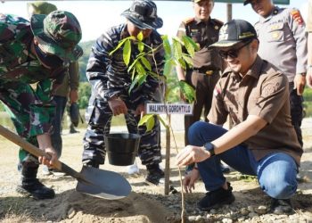 Wakil Wali Kota Gorontalo, Ryan Kono berharap kegiatan karya bakti penghijauan penanaman pohon di bantaran Sungai Bone, dalam rangka HUT ke-65 Kodam XII/Merdeka mampu meningkatkan kesadaran masyarakat, Selasa (6/6/2023). (Foto: Humas)