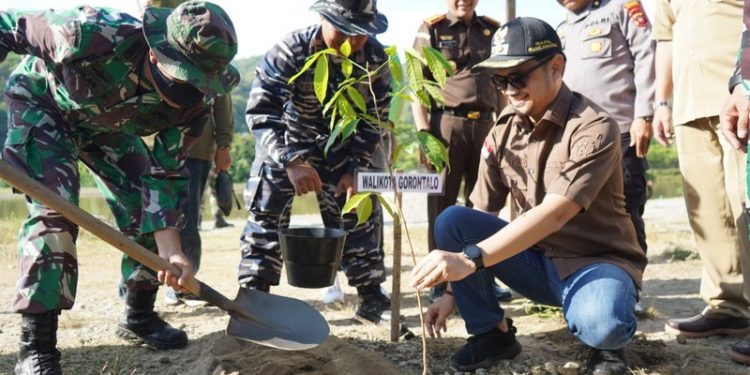 Wakil Wali Kota Gorontalo, Ryan Kono berharap kegiatan karya bakti penghijauan penanaman pohon di bantaran Sungai Bone, dalam rangka HUT ke-65 Kodam XII/Merdeka mampu meningkatkan kesadaran masyarakat, Selasa (6/6/2023). (Foto: Humas)