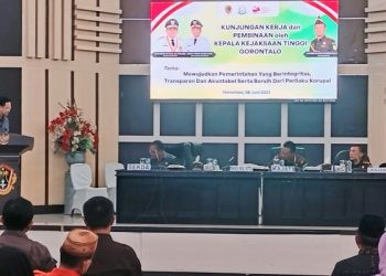 Wakil Walikota Gorontalo, Ryan Kono saat memberikan arahan di acara kunjungan Kepala Kejaksaan Tinggi Provinsi Gorontalo di Aula Kantor Walikota Gorontalo, Kamis (8/6/2023). (F: Putra/Gopos)