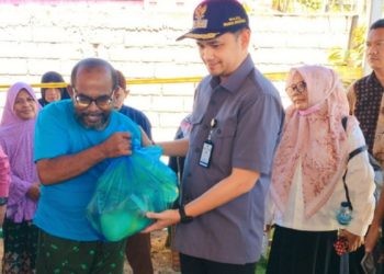 Wakil Wali Kota Gorontalo, Ryan Kono yang menyerahkan langsung bantuan tersebut kepada para korban kebakaran di Kelurahan Wongkaditi, Kecamatan Kota Utara, Kota Gorontalo, Kamis (8/6/2023).