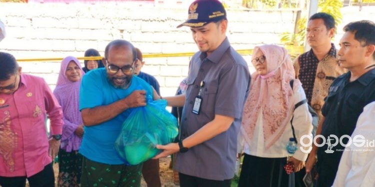 Wakil Wali Kota Gorontalo, Ryan Kono yang menyerahkan langsung bantuan tersebut kepada para korban kebakaran di Kelurahan Wongkaditi, Kecamatan Kota Utara, Kota Gorontalo, Kamis (8/6/2023).