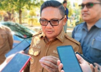 Walikota Gorontalo, Marten Taha saat diwawancarai awak media usai kegiatan Penyerahan Bantuan Tambahan Modal Usaha Program Ekonomi Produktif (Z-Kios) kepada 70 Penerima manfaat Se-kota Gorontalo, Senin (12/6/2023). (F: Putra/Gopos)