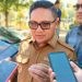 Walikota Gorontalo, Marten Taha saat diwawancarai awak media usai kegiatan Penyerahan Bantuan Tambahan Modal Usaha Program Ekonomi Produktif (Z-Kios) kepada 70 Penerima manfaat Se-kota Gorontalo, Senin (12/6/2023). (F: Putra/Gopos)