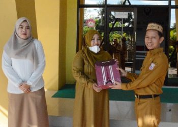 Kepala Dinas Kesehatan Provinsi Gorontalo, Anang Otoluwa saat memberikan hadiah kepada para penginput aplikasi SMILE Dinas Kesehatan Provinsi Gorontalo. (Tim Infokom Dinas Kesehatan)