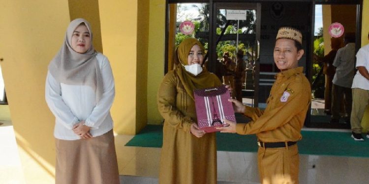 Kepala Dinas Kesehatan Provinsi Gorontalo, Anang Otoluwa saat memberikan hadiah kepada para penginput aplikasi SMILE Dinas Kesehatan Provinsi Gorontalo. (Tim Infokom Dinas Kesehatan)