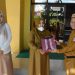 Kepala Dinas Kesehatan Provinsi Gorontalo, Anang Otoluwa saat memberikan hadiah kepada para penginput aplikasi SMILE Dinas Kesehatan Provinsi Gorontalo. (Tim Infokom Dinas Kesehatan)