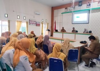 Kepala Dinas Kesehatan Provinsi Gorontalo, Anang Otoluwa melaksanakan sosialisasi terkait integrasi layanan primer untuk melakukan transformasi layanan kesehatan di Puskesmas Kota Utara, Senin (12/6/2023). (F: Putra/Gopos)