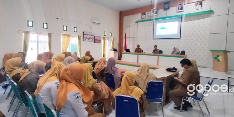 Kepala Dinas Kesehatan Provinsi Gorontalo, Anang Otoluwa melaksanakan sosialisasi terkait integrasi layanan primer untuk melakukan transformasi layanan kesehatan di Puskesmas Kota Utara, Senin (12/6/2023). (F: Putra/Gopos)