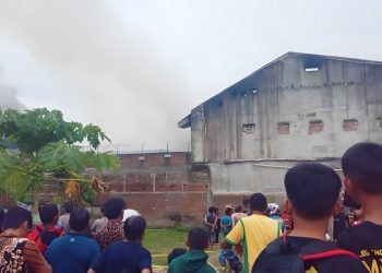 Sudah 12 jam api yang berasal dari gudang sepatu di Kota Gorontalo masih menyala dan terus dipadamkan oleh petugas gabungan. Terlihat juga dua water canon dikerahkan untuk memadamkan kebakaran di Kota Gorontalo, Jumat (16/6/2023).