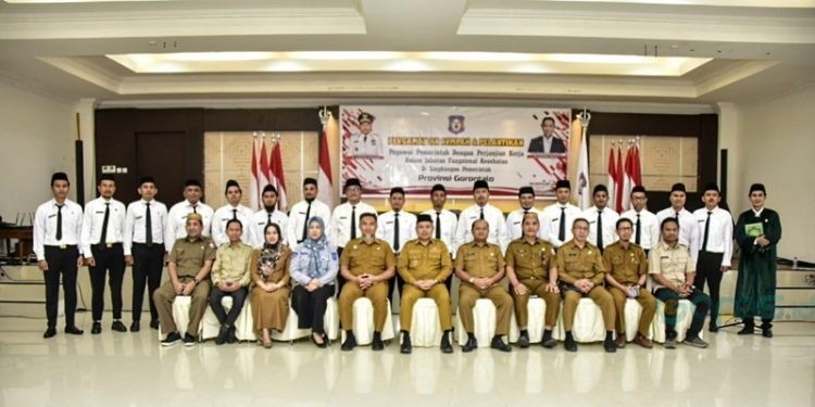 Penjabat Gubernur Gorontalo Ismail Pakaya melantik dan mengambil sumpah 67 Pegawai Pemerintah dengan Perjanjian Kerja (PPPK), Selasa (27/06/2023) bertempat di Aula rumah jabatan Gubernur Gorontalo.