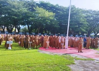 Ratusan ASN di lingkungan Pemkab Bone Bolango saat mengikuti apel kerja di halaman Kantor Bupati Bone Bolango. (Foto AKP/Diskominfo)
