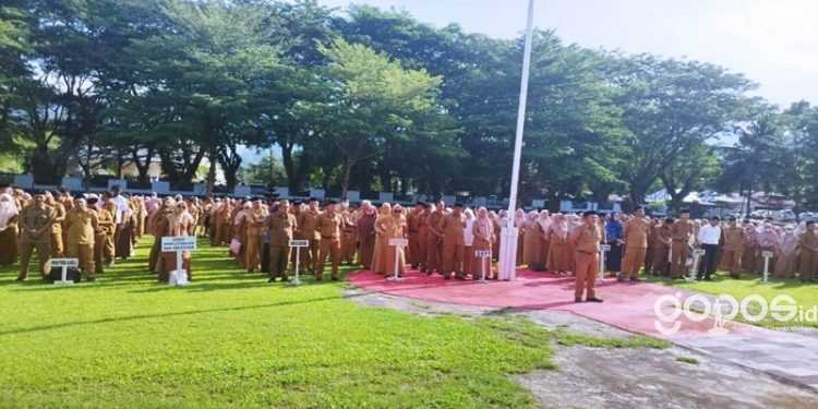 Ratusan ASN di lingkungan Pemkab Bone Bolango saat mengikuti apel kerja di halaman Kantor Bupati Bone Bolango. (Foto AKP/Diskominfo)