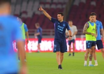 Pelatih Argentina Lionel Scaloni tengah memimpin latihan di Stadion Gelora Bung Karno, Senayan, Jakarta, Sabtu (17/6/2023). (Twitter@argentina)