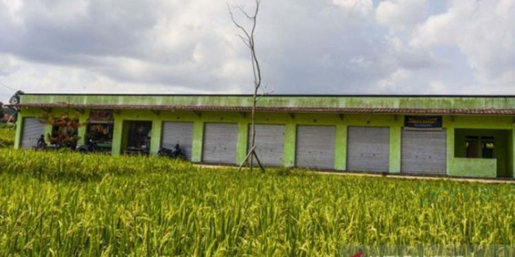 Pertokoan milik Pemerintah Desa Darmaraja yang disewakan dan dikelola oleh Badan Usaha Milik Desa (BUMDes) Bangkit di Dusun Awiluar, Desa Daramaraja, Kabupaten Ciamis, Jawa Barat, Minggu (19/9/2021). Pemerintah Provinsi Jawa Barat terus mengupayakan kemajuan desa untuk meningkatkan aktivitas perekonomian masyarakat di desa dengan meluncurkan program BUMDes Jabar juara. (. ANTARA FOTO/Adeng Bustomi/agr)