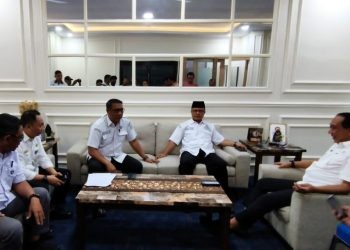 Kepala Dinas Pertanian Provinsi Gorontalo Muljady D Mario (paling kanan) saat menyampaikan permohonan maaf sekaligus meluruskan pemberitaan salah satu media cetak soal penghargaan yang diterima Bupati Bone Bolango, baru-baru ini.(F. Indra/gopos)