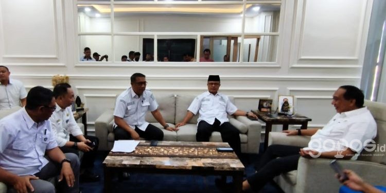 Kepala Dinas Pertanian Provinsi Gorontalo Muljady D Mario (paling kanan) saat menyampaikan permohonan maaf sekaligus meluruskan pemberitaan salah satu media cetak soal penghargaan yang diterima Bupati Bone Bolango, baru-baru ini.(F. Indra/gopos)