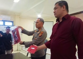 Kapolresta Gorontalo Kota Kombes Pol Ade Permana didampingi Kasat Reskrim Kompol Leonardo Widharta saat menunjukan barang bukti kunci sepeda motor pada konferensi pers, Kamis (8/5/2023). (F. Sari/gopos)