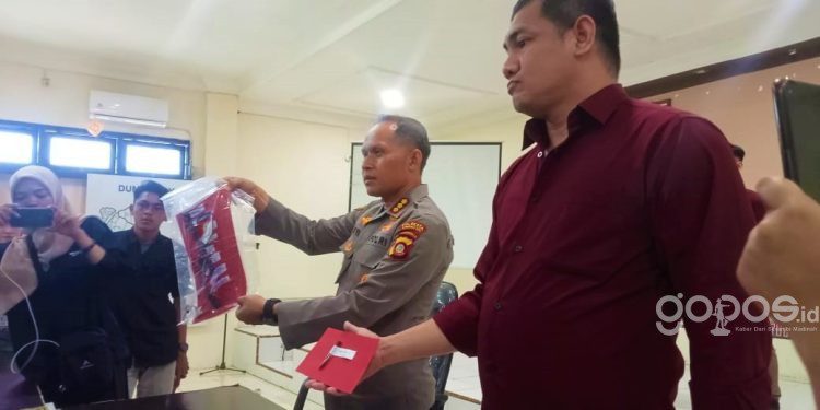 Kapolresta Gorontalo Kota Kombes Pol Ade Permana didampingi Kasat Reskrim Kompol Leonardo Widharta saat menunjukan barang bukti kunci sepeda motor pada konferensi pers, Kamis (8/5/2023). (F. Sari/gopos)