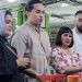 Chef Qatar Hassan Al Ibrahim (paling kanan) dan Noof Al Marri (paling kiri) mengunjungi Pasar Petisah di kota Medan, Provinsi Sumatera Utara, pada Minggu (25 Juni 2023) sebagai bagian dari Program Perjalanan Kuliner Qatar-Indonesia 2023 Tahun Kebudayaan. (ANTARA/Michael Siahaan/uyu)