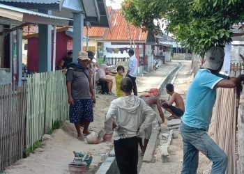 Pekerjaan pembangunan saluran air di Desa Pohuwato, Kecamatan Marisa, Kabupaten Pohuwato yang menggunakan anggaran dana desa., Rabu (7/6/2023).