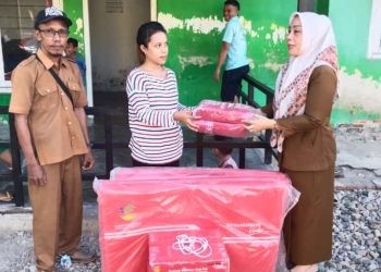 Dinas Sosial Kabupaten Pohuwato saat menyerahkan bantuan bagi keluarga korban peristiwa kebakaran rumah di dua desa, belum lama ini.