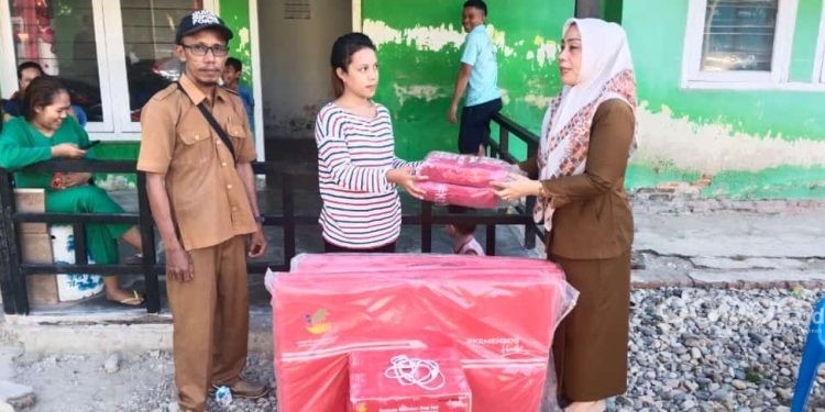 Dinas Sosial Kabupaten Pohuwato saat menyerahkan bantuan bagi keluarga korban peristiwa kebakaran rumah di dua desa, belum lama ini.