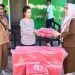 Dinas Sosial Kabupaten Pohuwato saat menyerahkan bantuan bagi keluarga korban peristiwa kebakaran rumah di dua desa, belum lama ini.
