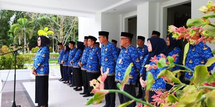 Wakil Bupati Merlan S. Uloli memberikan arahan pada apel Korpri di Lingkungan Pemerintah Kabupaten Bone Bolango di halaman Kantor Bupati, Senin (19/6/2023). (Foto AKP/Diskominfo)