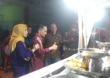 Bupati Gorontalo, Nelson Pomalingo didampingi Ketua Tim Penggerak PKK Kabupaten Gorontalo saat mengunjungi stand UMKM di Festival Pesona Danau Limboto. (F. Abin/Gopos)