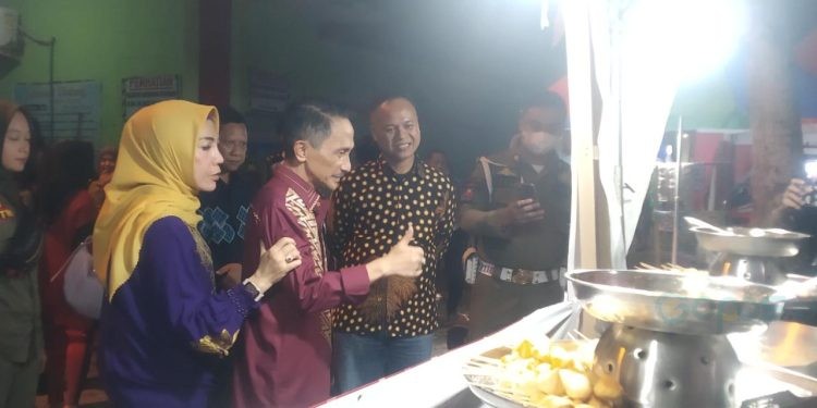 Bupati Gorontalo, Nelson Pomalingo didampingi Ketua Tim Penggerak PKK Kabupaten Gorontalo saat mengunjungi stand UMKM di Festival Pesona Danau Limboto. (F. Abin/Gopos)