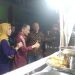 Bupati Gorontalo, Nelson Pomalingo didampingi Ketua Tim Penggerak PKK Kabupaten Gorontalo saat mengunjungi stand UMKM di Festival Pesona Danau Limboto. (F. Abin/Gopos)