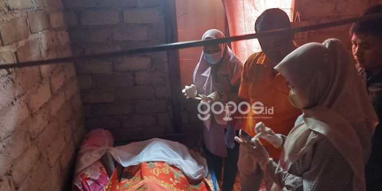 Tim Kepolisian melakukan identifikasi terhadap korban gantung diri di Kecamatan Kabila, Bone Bolango. (istimewa)
