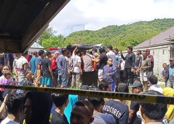 Masyarakat di Kelurahan Buliide, Kecamatan Kota Barat, Kota Gorontalo berkumpul di kediaman NL saat jasad NL hendak dievakuasi ke RSAS Kota Gorontalo.
