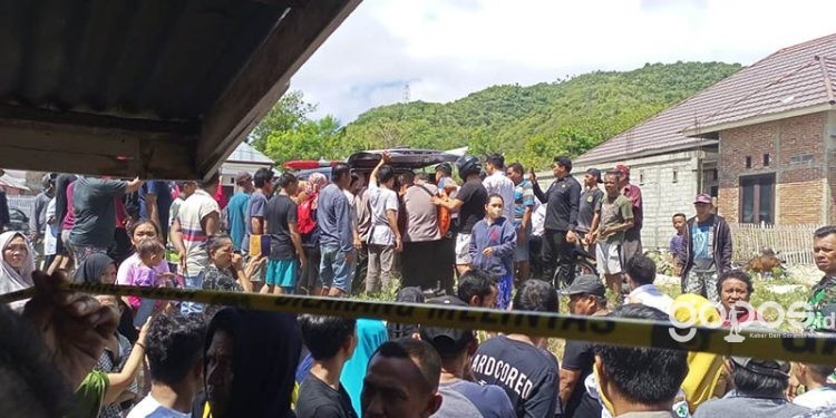 Masyarakat di Kelurahan Buliide, Kecamatan Kota Barat, Kota Gorontalo berkumpul di kediaman NL saat jasad NL hendak dievakuasi ke RSAS Kota Gorontalo.