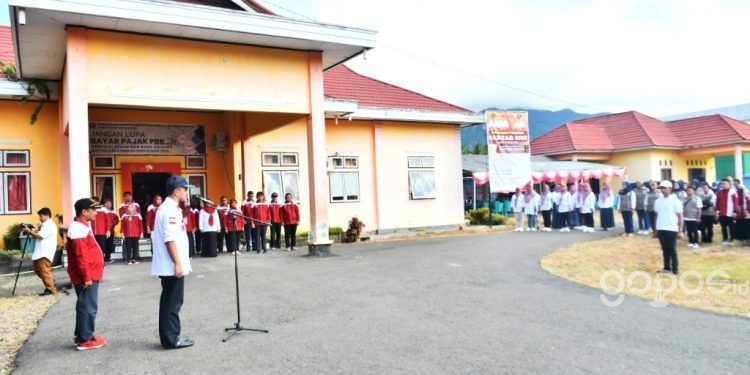 Sekretaris Daerah Pohuwato, Iskandar Datau memberikan sambutan pada Gebyar SMS jilid III, di halaman Kantor Camat Dengilo, Selasa (13/6/2023). (F Humas)