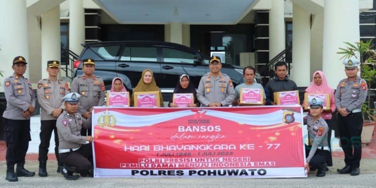 Polres Pohuwato Memberikan Bantuan Sosial Bagi Pengemudi Bentor dan Petugas Kebersihan di Lingkungan Polres Pohuwato, Senin 19/06/2023 (Istimewa)
