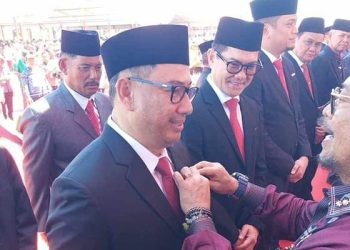 Bupati Hamim Pou saat menerima tanda penghargaan Satya Lencana Wira Karya dari Menteri Pertanian, Syahrul Yasin Limpo pada kegiatan Pekan Nasional Petani dan Nelayan (PENAS) Kelompok Tani dan Nelayan Andalan (KTNA) di Padang, Sumatera Barat, Sabtu (10/6/2023). (Foto Istimewa)
