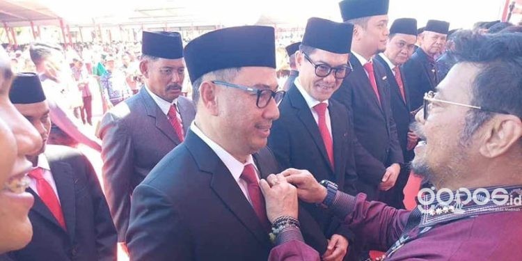 Bupati Hamim Pou saat menerima tanda penghargaan Satya Lencana Wira Karya dari Menteri Pertanian, Syahrul Yasin Limpo pada kegiatan Pekan Nasional Petani dan Nelayan (PENAS) Kelompok Tani dan Nelayan Andalan (KTNA) di Padang, Sumatera Barat, Sabtu (10/6/2023). (Foto Istimewa)