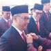 Bupati Hamim Pou saat menerima tanda penghargaan Satya Lencana Wira Karya dari Menteri Pertanian, Syahrul Yasin Limpo pada kegiatan Pekan Nasional Petani dan Nelayan (PENAS) Kelompok Tani dan Nelayan Andalan (KTNA) di Padang, Sumatera Barat, Sabtu (10/6/2023). (Foto Istimewa)