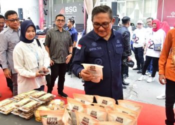 Sebanyak 18 UMKM disentuh melalui program KUR tersebut. Para UMKM juga diberikan panggung untuk mempromosikan produknya lewat ivent Karawo BSG KUR Festival 2023, Kamis 01/6/23 bertempat diparkiran barat Citimall Gorontalo.