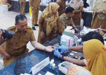 Penjagub Ismail Pakaya melakukan pemeriksaan kesehatan.