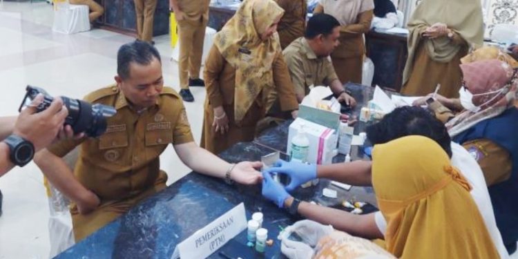 Penjagub Ismail Pakaya melakukan pemeriksaan kesehatan.