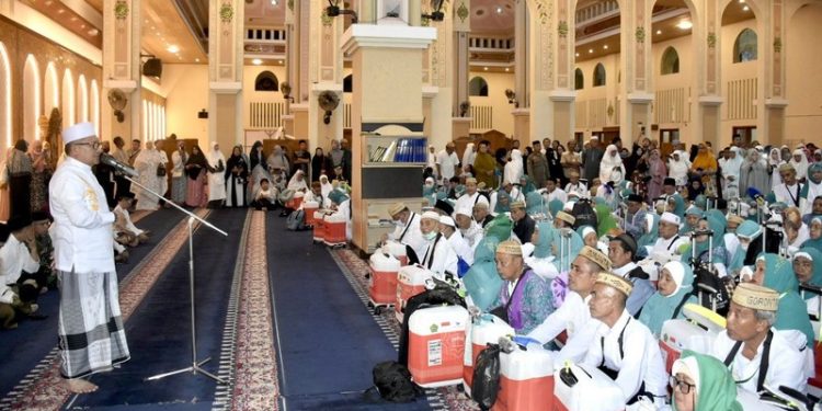 Walikota Gorontalo, Marten Taha saat menghadiri Pelepasan Jemaah Calon Haji Kota Gorontalo kloter 26 di Masjid Agung Baiturrahim Kota Gorontalo, Sabtu (10/6/2023). (Foto: Humas)