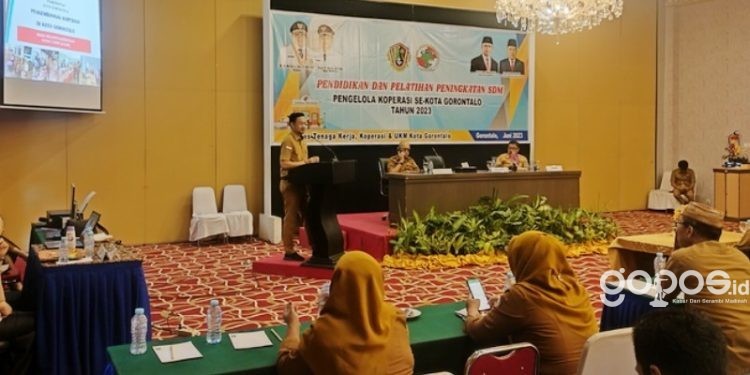 Wakil Wali Kota Gorontalo, Ryan Kono saat memberikan arahan di acara pembukaan dan pelatihan bagi Koperasi Kota Gorontalo di Hotel Grand Q Kota Gorontalo, Senin (5/6/2023). (Foto: Putra/Gopos (