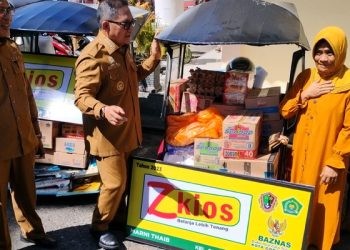 Wali Kota Gorontalo, Marten Taha saat memberikan Bantuan Tambahan Modal Usaha Program Ekonomi Produktif (Z-Kios) kepada 70 Penerima manfaat Se-kota Gorontalo, Senin (12/6/2023). (F: Putra/Gopos)