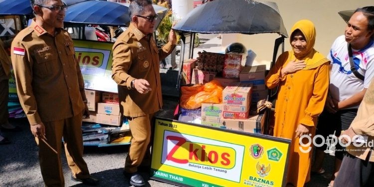 Wali Kota Gorontalo, Marten Taha saat memberikan Bantuan Tambahan Modal Usaha Program Ekonomi Produktif (Z-Kios) kepada 70 Penerima manfaat Se-kota Gorontalo, Senin (12/6/2023). (F: Putra/Gopos)