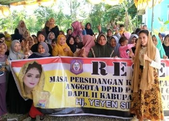 Anggota DPRD Provinsi Gorontalo, Yeyen Sidiki berpose bersaa warga saat melaksanakan reses, Rabu (14/6/2023) (muhajir/gopos)