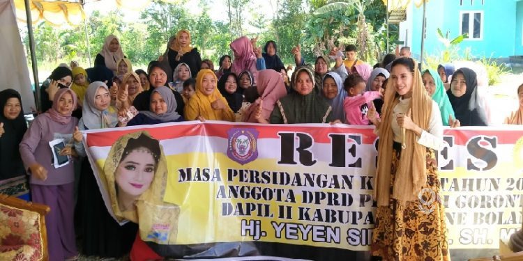 Anggota DPRD Provinsi Gorontalo, Yeyen Sidiki berpose bersaa warga saat melaksanakan reses, Rabu (14/6/2023) (muhajir/gopos)