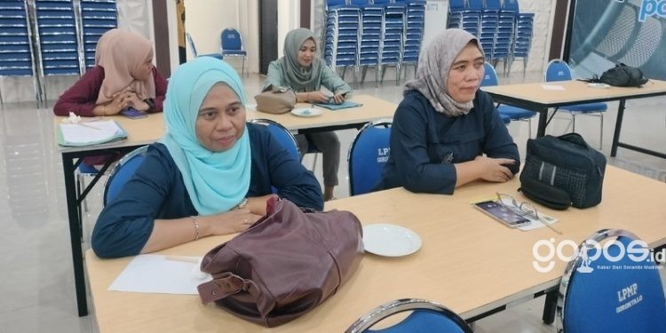 Kepala Bagian Umum Setwan Bone Bolango, Hasna Abukasi (kanan) mengikuti kegiatan “Sosialisasi Netralitas ASN Dalam Penyelenggaraan Pemilu Serentak Tahun 2024” di BPMP Provinsi Gorontalo, Kamis (15/6/2023).